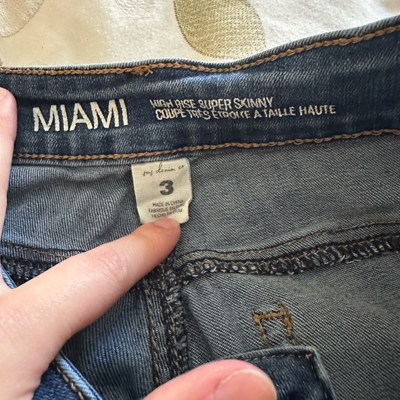 Size 3 Dark Wash Blue Skinny Jeans - Picture 3 of 3